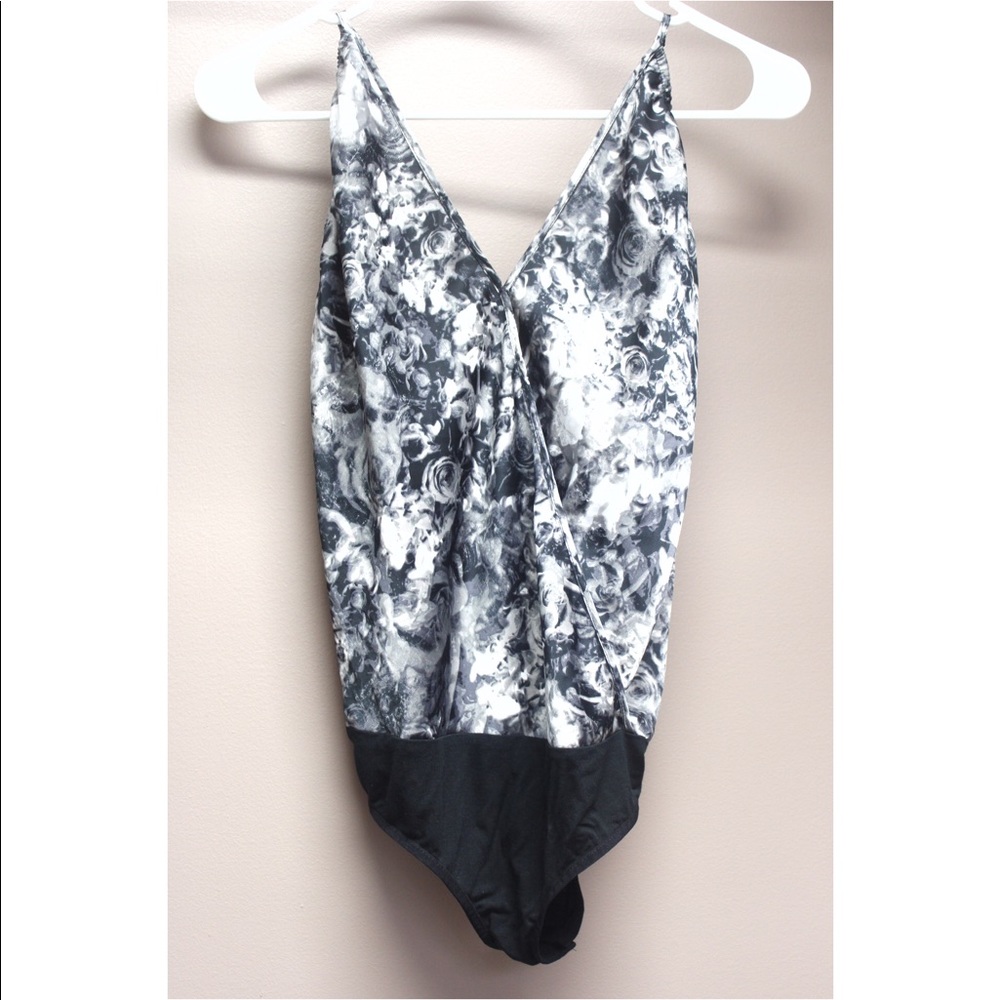 ❌SOLD❌ Bebe Plunging Floral Bodysuit